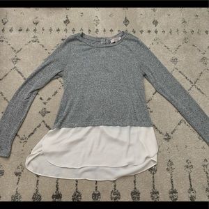 Soft, lightweight sweater with buttons on back 💫